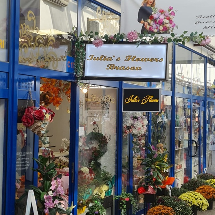 Casetă luminoasă LED montată la florăria Julia’s Flowers Brașov